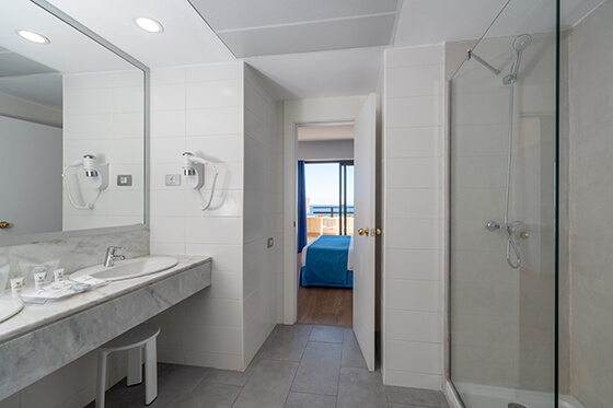 großes Badezimmer in der Junior Suite im Hotel grand teguise