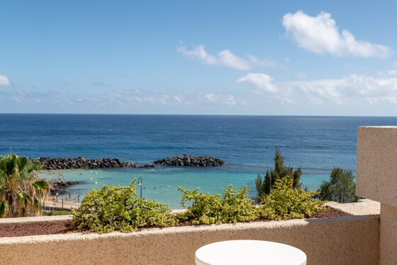 terraza con vistas en habitacion superior vista mar hotel grand teguise playa