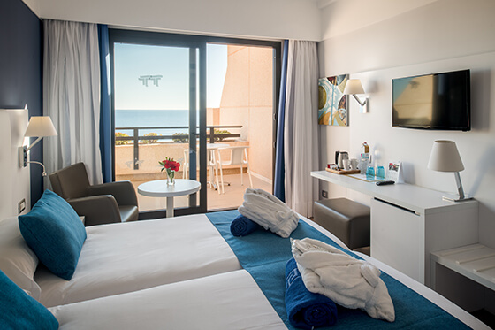 amplia habitacion Superior vista mar hotel grand teguise playa