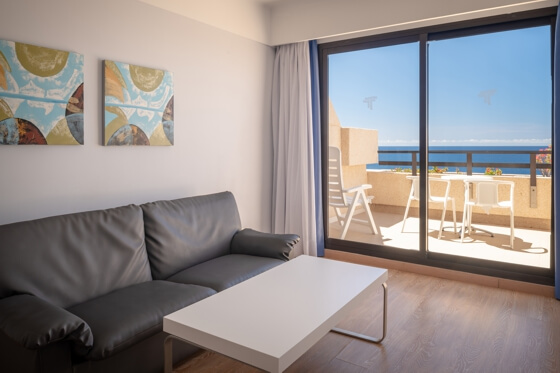 amplia habitacion junior suite con vistas en el hotel grand teguise playa
