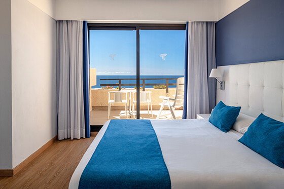 moderna habitacion junior suite en el hotel grand teguise playa