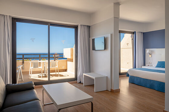 amplia habitacion junior suite con vistas en el hotel grand teguise playa
