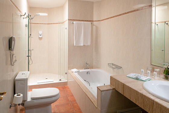 espacioso baño del de la suite del hotel grand teguise playa