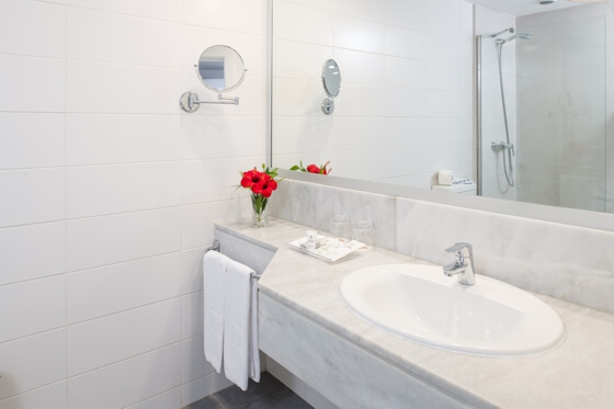 Bathroom Superior Room Sea View  hotel grand teguise playa